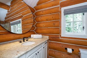 New! Chic European Style Cabin, Short Walk To Ski 3 Bedroom Home by Re