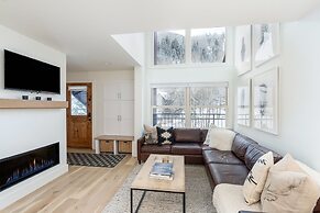 Remodel For 2022! Ski In/ski Out + Parking 3 Bedroom Condo by RedAwnin
