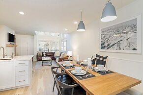 Remodel For 2022! Ski In/ski Out + Parking 3 Bedroom Condo by RedAwnin