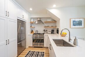 Remodel For 2022! Ski In/ski Out + Parking 3 Bedroom Condo by RedAwnin