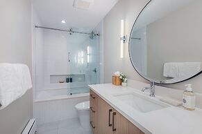 Remodel For 2022! Ski In/ski Out + Parking 3 Bedroom Condo by RedAwnin