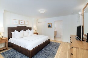 Remodel For 2022! Ski In/ski Out + Parking 3 Bedroom Condo by RedAwnin