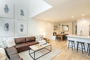 Remodel For 2022! Ski In/ski Out + Parking 3 Bedroom Condo by RedAwnin