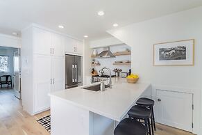 Remodel For 2022! Ski In/ski Out + Parking 3 Bedroom Condo by RedAwnin