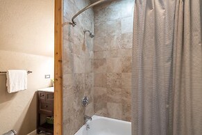 Snowy Peak Views From Living Room, 2 Parking Spaces, Walk To Ski 1 Bed