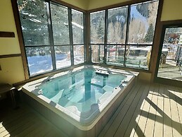 Lodge Life! Walk Or Shuttle To Lifts + Fireplace, Hot Tub 2 Bedroom Co