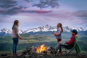 Lodge Life! Walk Or Shuttle To Lifts + Fireplace, Hot Tub 2 Bedroom Co