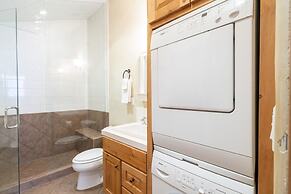 Lodge Life! Walk Or Shuttle To Lifts + Fireplace, Hot Tub 2 Bedroom Co