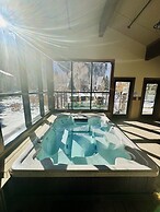 Lodge Life! Walk Or Shuttle To Lifts + Fireplace, Hot Tub 2 Bedroom Co