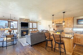Lodge Life! Walk Or Shuttle To Lifts + Fireplace, Hot Tub 2 Bedroom Co