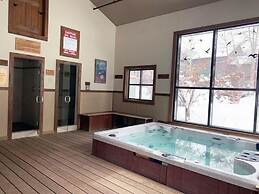 Lodge Life! Walk Or Shuttle To Lifts + Fireplace, Hot Tub 2 Bedroom Co