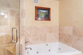 Lodge Life! Walk Or Shuttle To Lifts + Fireplace, Hot Tub 2 Bedroom Co