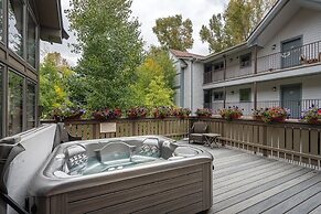 West End Walk To Lift 7 Hot Tub, Parking, Open Kitchen + Living Space 