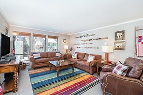 West End Walk To Lift 7 Hot Tub, Parking, Open Kitchen + Living Space 