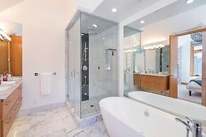 Luxury Townhome On Depot. 3 Mins Walk To Main St/gondola. Heated Garag