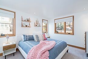 Luxury Townhome On Depot. 3 Mins Walk To Main St/gondola. Heated Garag