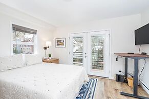 Cloud Nine! Near Chair 7, Top Floor On River + Hot Tub 1 Bedroom Condo