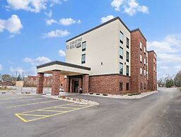 Cobblestone Hotel & Suites - Central Wisconsin Airport