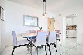 Ft Lauderdale Oceanfront Resort Condo W/ Views! 1 Bedroom Apts by RedA