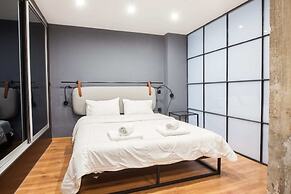 Modern Industrial Apt In Neos Kosmos