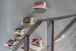 Modern Industrial Apt In Neos Kosmos