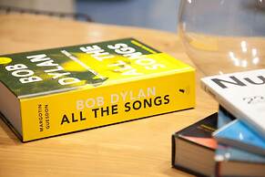 Modern Industrial Apt In Neos Kosmos