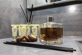 Modern Industrial Apt In Neos Kosmos