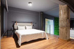 Modern Industrial Apt In Neos Kosmos