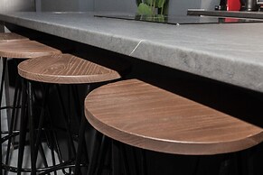 Modern Industrial Apt In Neos Kosmos