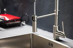 Modern Industrial Apt In Neos Kosmos