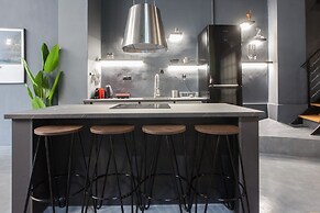 Modern Industrial Apt In Neos Kosmos