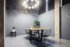 Modern Industrial Apt In Neos Kosmos