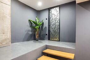 Modern Industrial Apt In Neos Kosmos