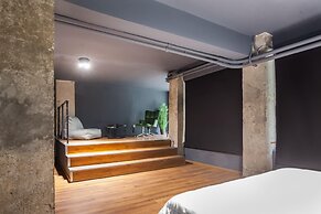 Modern Industrial Apt In Neos Kosmos