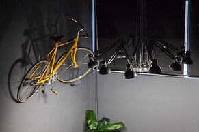 Modern Industrial Apt In Neos Kosmos