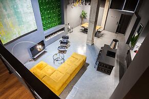 Modern Industrial Apt In Neos Kosmos