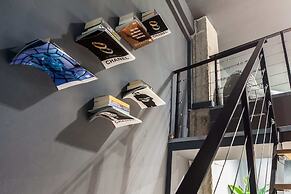 Modern Industrial Apt In Neos Kosmos