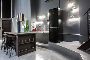 Modern Industrial Apt In Neos Kosmos