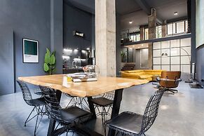 Modern Industrial Apt In Neos Kosmos