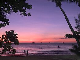 White Shamrock Beach Hotel