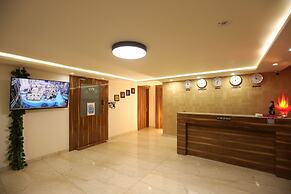 Hotel Starex Opp. Artemis Hospital