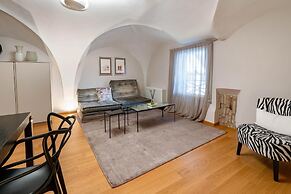 Santo Stefano Elegant Apartment by Wonderful Italy