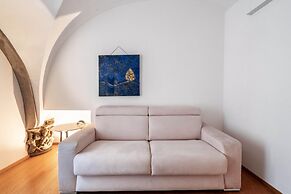 Santo Stefano Elegant Apartment by Wonderful Italy