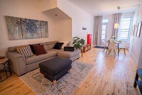 SUPERB 1 Bed Apt. Steps Away From Metro