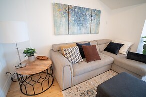 SUPERB 1 Bed Apt. Steps Away From Metro