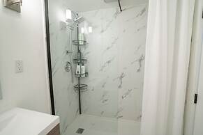 SUPERB 1 Bed Apt. Steps Away From Metro