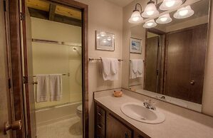 Forest View Townhouse 3 Bedroom Home by RedAwning