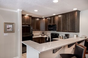 Family Getaway~skiing, Ice Castles & Golf Course 2204 2 Bedroom Apts b