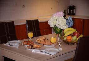 Spotless Apt in the Heart of Sisi