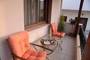 Spotless Apt in the Heart of Sisi